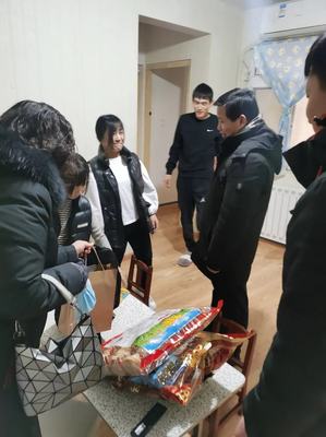 山东省济南市天成路小学党总支走访慰问贫困学生